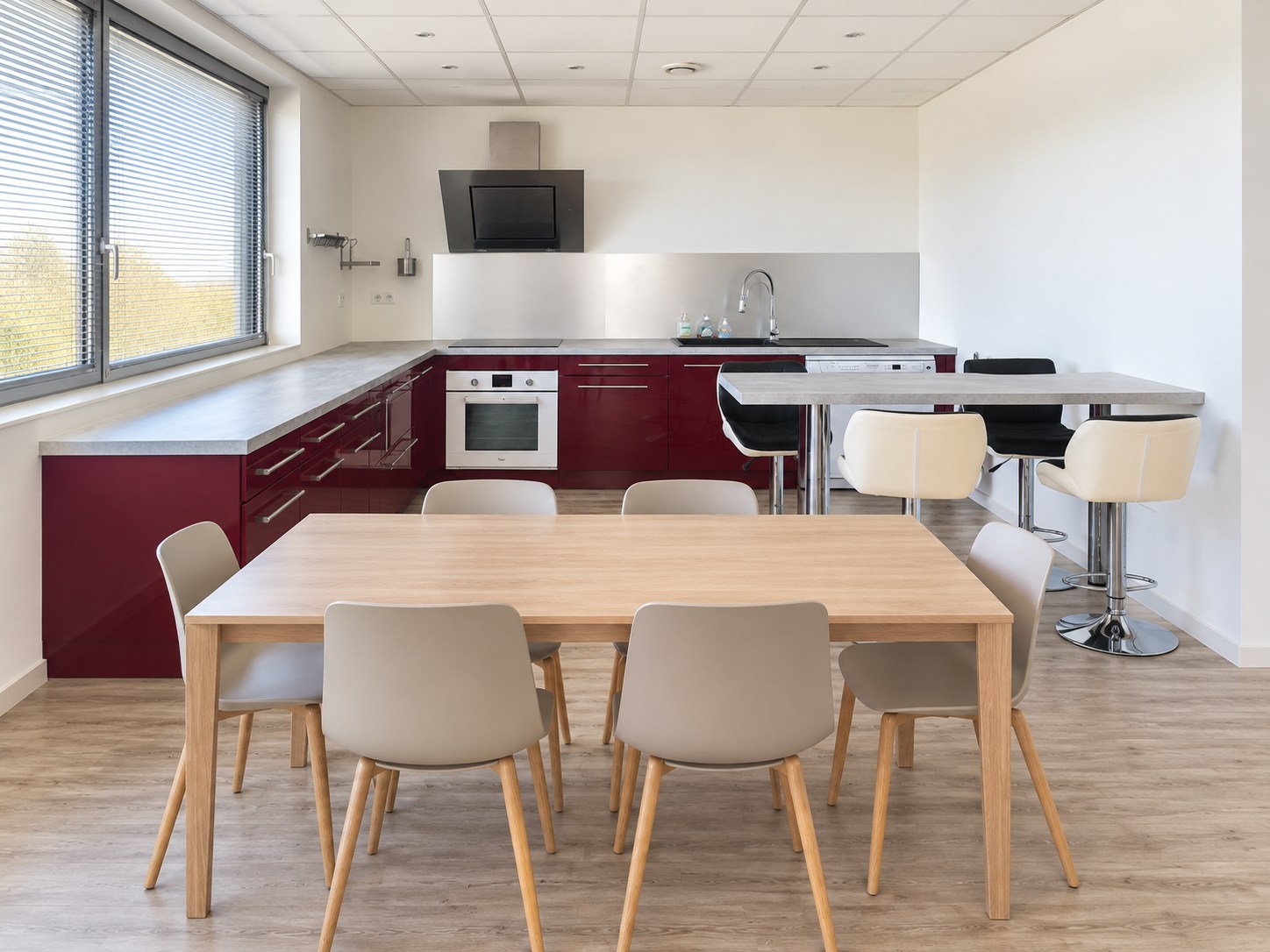Cuisine équipée avec table à manger chez MADOWORK à Chassieu